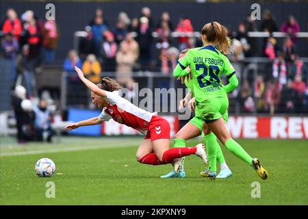 GERMANIA, COLONIA - NOWEMBER 27, 2022: La partita delle donne Bundesliga 1.FC Koeln Frauen vs VfL Wolfsburg Frauen Foto Stock