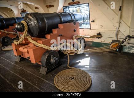 Una delle pistole da 24 libbre sul mazzo delle armi della USS Constitution, chiamata Bunker Hill, che mostra la linea della brezza e la linea dell'attrezzatura da traino Foto Stock