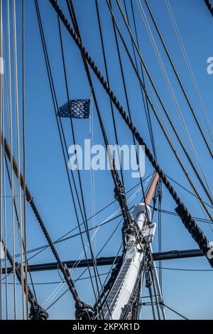 Il bowsprit della Costituzione USS con la bandiera di Jack dell'Unione americana Foto Stock