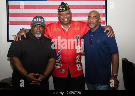 Veterani di tutte le filiali degli Stati Uniti Le forze armate si posano per una foto di gruppo durante il ricevimento Junior non commissionato ufficiale alla Legione americana Fred Brock a San Antonio, Texas, il 4 novembre 2022. La Camera di Commercio di San Antonio ha ospitato il 52nd° anniversario dell'esercito americano, come una serie di eventi in onore degli uomini e delle donne che prestano servizio nell'esercito della nostra Nazione - attivo, Guardia e Riserva da tutti i rami. Foto Stock