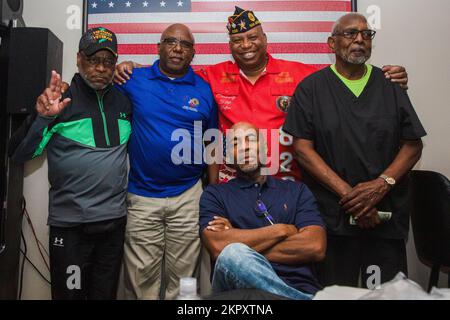 Veterani di tutte le filiali degli Stati Uniti Le forze armate si posano per una foto di gruppo durante il ricevimento Junior non commissionato ufficiale alla Legione americana Fred Brock a San Antonio, Texas, il 4 novembre 2022. La Camera di Commercio di San Antonio ha ospitato il 52nd° anniversario dell'esercito americano, come una serie di eventi in onore degli uomini e delle donne che prestano servizio nell'esercito della nostra Nazione - attivo, Guardia e Riserva da tutti i rami. Foto Stock