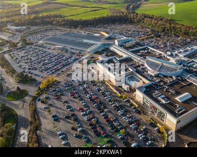 Vista aerea sul centro commerciale White Rose e sul parcheggio Foto Stock