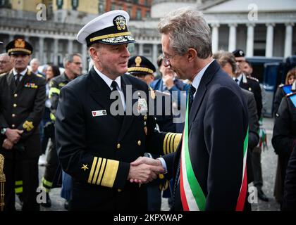 221104-N-DK722-1005 NAPOLI, Italia (4 novembre 2022) Stati Uniti Navy ADM. Stuart B. Munsch, a sinistra, comandante degli Stati Uniti Le forze navali Europa-Africa (NAVEUR-NAVAF) e il comando congiunto delle forze alleate Napoli, parla con il dottor Gaetano Manfredi, sindaco di Napoli, durante la celebrazione della Giornata dell'unità Nazionale e delle forze Armate in Piazza del Plebiscito a Napoli, 4 novembre 2022. La Giornata Nazionale dell'unità e delle forze Armate commemora la vittoria dell'Italia nella prima guerra mondiale e coincide con il completamento dell'unificazione italiana. Da oltre 80 anni, NAVEUR-NAVAF ha forgiato relazioni strategiche con alleati e partner, leveragi Foto Stock