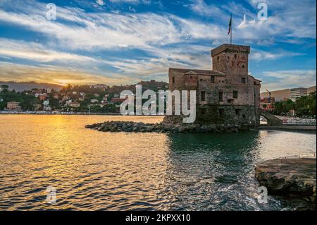 Antico castello costruito sulla baia di Rapallo sulla Riviera Italiana Foto Stock