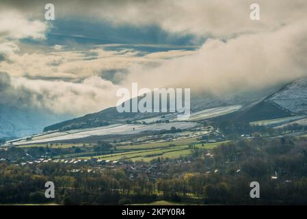 Neve primaverile su Greenfield nel Chew Calley, Saddleworth. Foto Stock