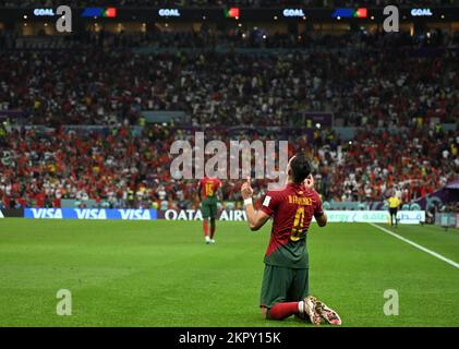 Lusail, Qatar. 28th Nov 2022. Bruno Fernandes del Portogallo celebra il suo gol durante la partita di Gruppo H tra Portogallo e Uruguay alla Coppa del mondo FIFA 2022 allo stadio di Lusail, in Qatar, il 28 novembre 2022. Credit: Li GA/Xinhua/Alamy Live News Foto Stock