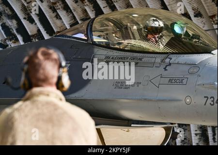 STATI UNITI Air Force Senior Airman Robert Kay, 80th Fighter Generation Squadron Crew Chief, parla con un pilota 80th Fighter Squadron durante un controllo preliminare alla base aerea di Kunsan, Repubblica di Corea, 4 novembre 2022. I controlli di preflight verificano l’affidabilità dell’aeromobile per svolgere il suo ruolo di combattimento aereo con la manovrabilità e la capacità di localizzare tutti i tipi di aeromobile in qualsiasi condizione climatica. Foto Stock