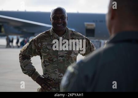 Brig. Kenyon Bell, direttore del comando di Global Strike dell'aeronautica, parla con un membro della Bomb Wing 7th, base dell'aeronautica di Dyess, Texas durante Strike 4th: Un progetto Tuskegee e un'iniziativa di mentorship di ispirazione aeronautica a Seymour Johnson AFB, North Carolina, 4 novembre 2022. Strive 4th è una partnership tra la 4th Fighter Wing e AFGSC per presentare Wayne County studenti e North Carolina Air Force ROTC distaccamenti per l'aviazione e STEM. Foto Stock