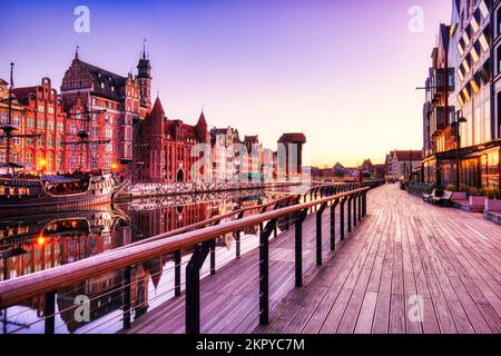 Illuminata la città vecchia di Danzica con il tranquillo fiume Motlawa all'alba, Polonia Foto Stock