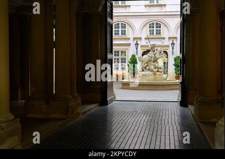 Una fontana con una statua di San Giorgio che combatte un drago nel cortile del Palazzo del Primate a Bratislava. Foto Stock