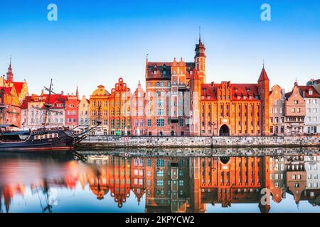 Illuminata la città vecchia di Danzica con il tranquillo fiume Motlawa all'alba, Polonia Foto Stock