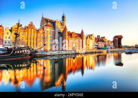 Illuminata la città vecchia di Danzica con il tranquillo fiume Motlawa all'alba, Polonia Foto Stock