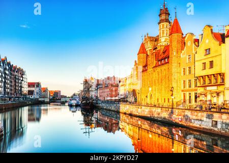 Illuminata la città vecchia di Danzica con il tranquillo fiume Motlawa all'alba, Polonia Foto Stock