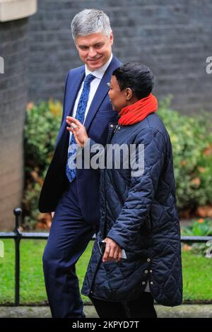 Londra, Regno Unito. 28th Nov 2022. Vadym Prystaiko, ambasciatore dell'Ucraina nel Regno Unito, è visto entrare in Downing Street con il gruppo Zelenska. Olena Zelenska, moglie del presidente Zelensky dell'Ucraina, visita Downing Street oggi. È stata accolta a Downing Street da Akshata Murthy, moglie di PM Rishi Sunak. Credit: Imageplotter/Alamy Live News Foto Stock