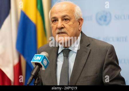 Riyad Mansour, Osservatore permanente dello Stato di Palestina alle Nazioni Unite parla per la stampa dopo la riunione del Consiglio di sicurezza sulla situazione in Medio Oriente presso la sede delle Nazioni Unite il 28 novembre 2022 Foto Stock