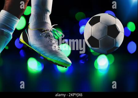 Giocatore di calcio pronto a calci la palla di calcio allo stadio Foto Stock