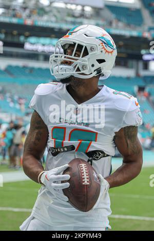 Miami. FL USA; Miami Dolphins Wide Receiver Jaylen Waddle (17) gioca a catturare i giovani fan prima di una partita NFL contro gli Houston Texans al Har Foto Stock