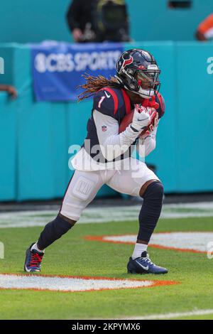 Miami. FL USA; Houston Texans Cornerback Tremon Smith (1) cattura il calcio d'inizio e corre con la palla durante una partita NFL contro i Miami Dolphins a. Foto Stock