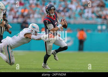 Miami. FL USA; Houston Texans quarterback Kyle Allen (3) corre con la palla e cerca di evitare l'attacco da Miami Dolphins linebacker Jaelan Phill Foto Stock