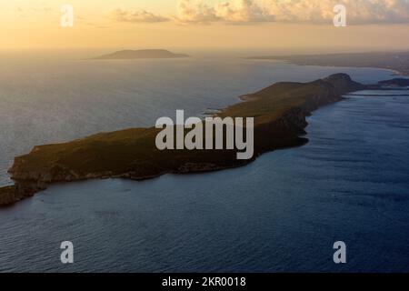 Tramonto sull'isola di Sfaktiria vicino alla città di Pilo nel Peloponneso, Grecia. Foto Stock