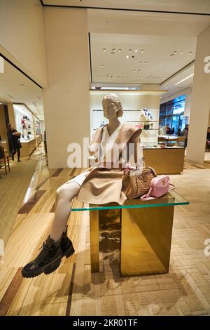 HONG KONG - CIRCA DICEMBRE, 2019: Ripresa interna del negozio Louis Vuitton nel centro commerciale di Harbour City. Foto Stock