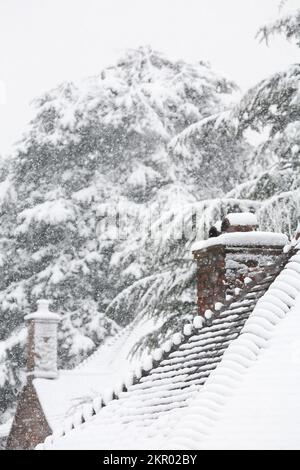 Scena invernale con neve che copre i tetti delle case a Londra, Regno Unito Foto Stock