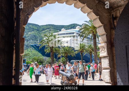 La nave da crociera Marella Explorer II ormeggiata nel porto attraverso la porta della Città Vecchia, Cattaro, Dalmazia, Montenegro Foto Stock