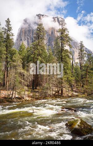 Fiume Merced e El Capitan, Yosemite Valley. Yosemite National Park, California, Stati Uniti Foto Stock