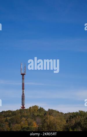 Antenna per telecomunicazioni su Mont Royal in autunno, Montreal, Quebec, Canada Foto Stock