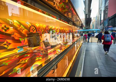 HONG KONG - CIRCA DICEMBRE 2019: Merci in mostra al negozio Louis Vuitton di Hong Kong Foto Stock