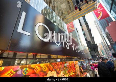 HONG KONG - CIRCA DICEMBRE, 2019: Primo piano del segno di Louis Vuitton come visto nel negozio di Hong Kong Foto Stock