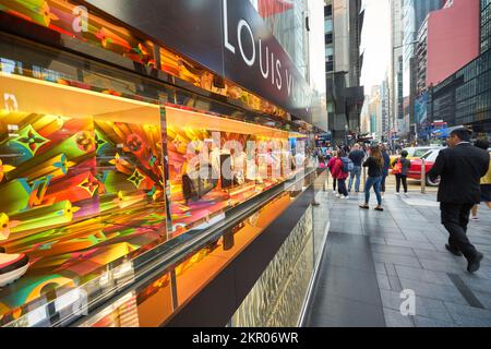 HONG KONG - CIRCA DICEMBRE 2019: Merci in mostra al negozio Louis Vuitton di Hong Kong Foto Stock