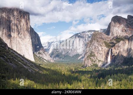 Tunnel View, un famoso punto di osservazione della Valle di Yosemite con El Capitan e le Cascate Bridalveil. Yosemite National Park, California, Stati Uniti Foto Stock