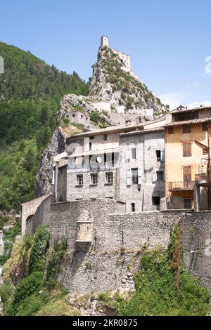 Entrevaux, antico borgo fortificato in Alpes-de-Haute-Provence, Francia Foto Stock