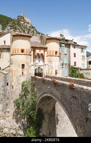 Ingresso a Entrevaux, antico villaggio fortificato in Alpes-de-Haute-Provence, Francia Foto Stock