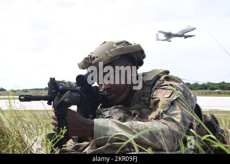 STATI UNITI Air Force Airman 1st Class Martavius White, 822nd membro della squadra base Defense Squadron, fornisce sicurezza armata per operazioni simulate di sequestro e rifornimento di carburante nel Pacific Regional Training Center sulla base dell'aeronautica Andersen, Guam, 4 novembre 2022. I militari di Moody AFB si sono schierati nella regione di Indo-Pacifico per sostenere un esercizio dinamico di occupazione della forza che fornisce ai comandanti di forza congiunti la capacità di aumentare la letalità delle forze in ambienti contesi, consentire una manovra di forza in avanti e garantire una posizione resiliente indipendentemente dalle sfide. Foto Stock