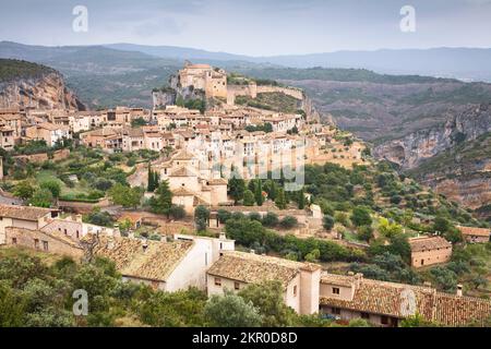 Alquezar villaggio storico a Huesca, Aragona, Spagna. Un tempo fortezza collinare moresca, il paese è oggi dominato dalla chiesa di Santa Maria. Foto Stock