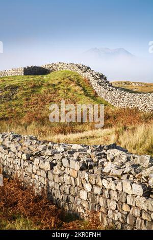 Resti di mura romane. Rovine romane del forte a Hardknott Pass, Lake District, Regno Unito Foto Stock