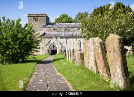 Esterno della vecchia chiesa con cimitero, la chiesa di San Giovanni Battista a Preston Bissett, Buckinghamshire, Regno Unito Foto Stock