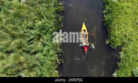 Una vista aerea di una coppia in canoa su un fiume Foto Stock