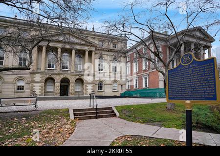 Toronto, Canada - Novembre 2022: Casa di corte di Osgoode Hall, uno degli edifici più antichi di Toronto, con una targa che descrive la sua storia Foto Stock