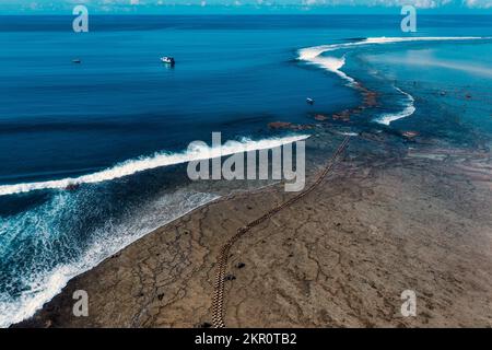 Vista aerea della costa rocciosa, isola di Nias, Indonesia Foto Stock