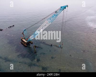 Vista aerea della gru da cantiere nell'oceano Foto Stock