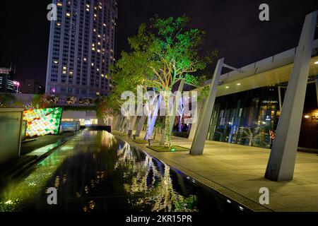 HONG KONG - CIRCA DICEMBRE 2019: IFC tetto come visto di notte. Foto Stock