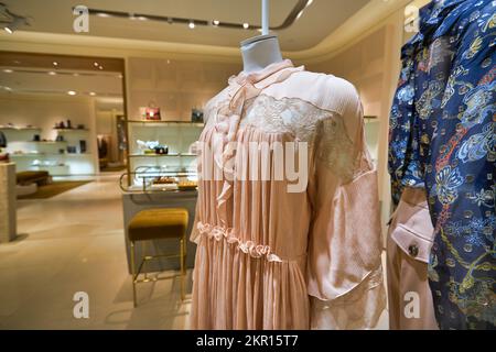 HONG KONG - CIRCA DICEMBRE 2019: Primo piano di manichini vestiti da donna nel negozio Chloe presso il centro commerciale IFC di Hong Kong Foto Stock