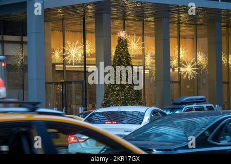 Decorazioni per le vacanze nella lobby di un edificio di uffici nel centro di Manhattan su Park Avenue, di fronte al traffico delle vacanze, 2022, New York City, USA Foto Stock