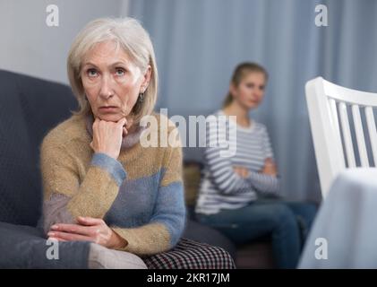 Ritratto di una donna matura che si offese a figlia Foto Stock