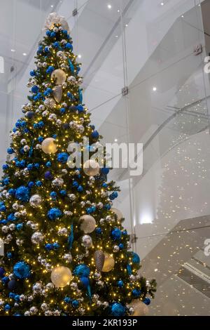 Lo spazio pubblico in 575 Fifth Avenue e' decorato per le feste, New York City, USA 2022 Foto Stock