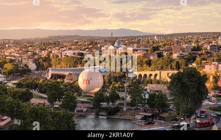 Tbilisi, Georgia - 07 23 2022: Tramonto estivo veduta aerea della città di Tbilisi Tiflis la capitale della Georgia con sala concerti Rike, parco Rike Foto Stock