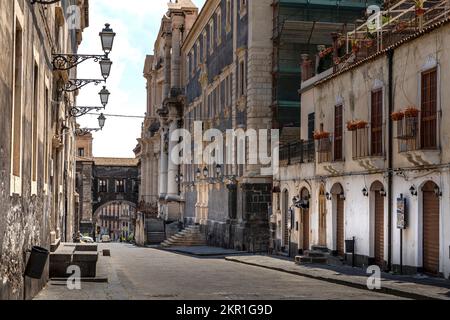 Catania, Sicilia, Italia - 15 luglio 2020: Veduta della famosa 'Via dei Crociferi' di Catania, Sicilia Foto Stock